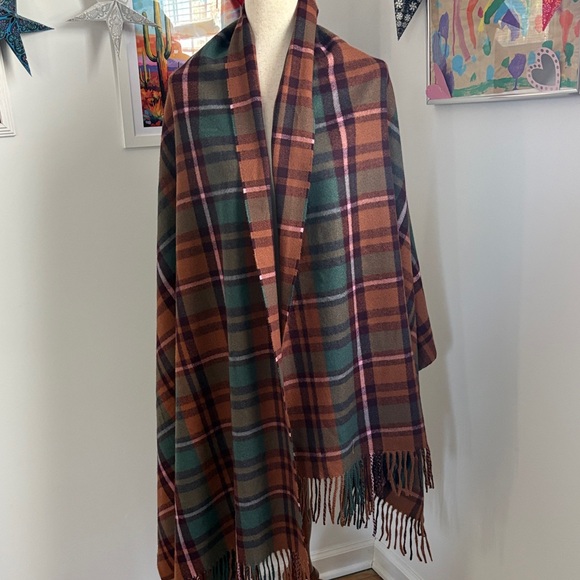 BR Blanket Shawl - Picture 2 of 2